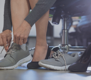 Ból palców w butach - kobieta zmienia buty na lotnisku