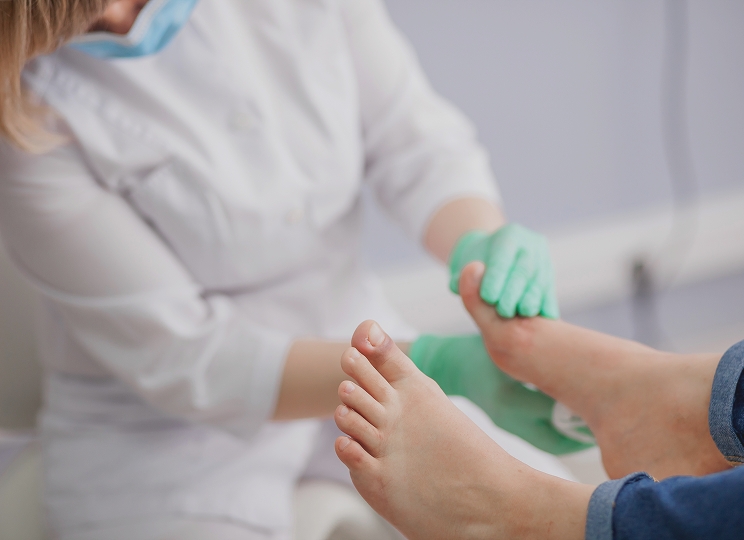 ortopodolog w gdańsku sprawdzający stopy klienta